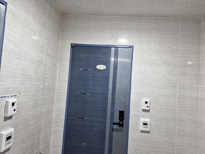 본건[2층 204호] 및 폐문부재