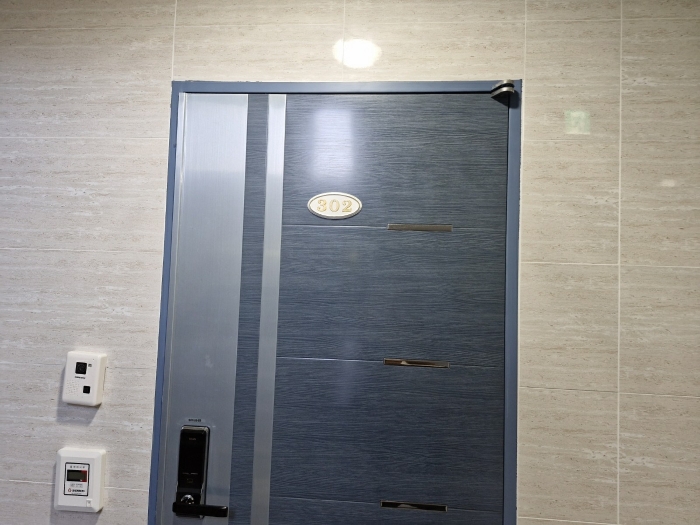 본건[3층 302호] 및 폐문부재