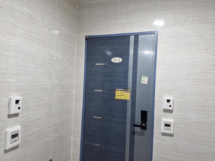 본건[3층 304호] 및 폐문부재