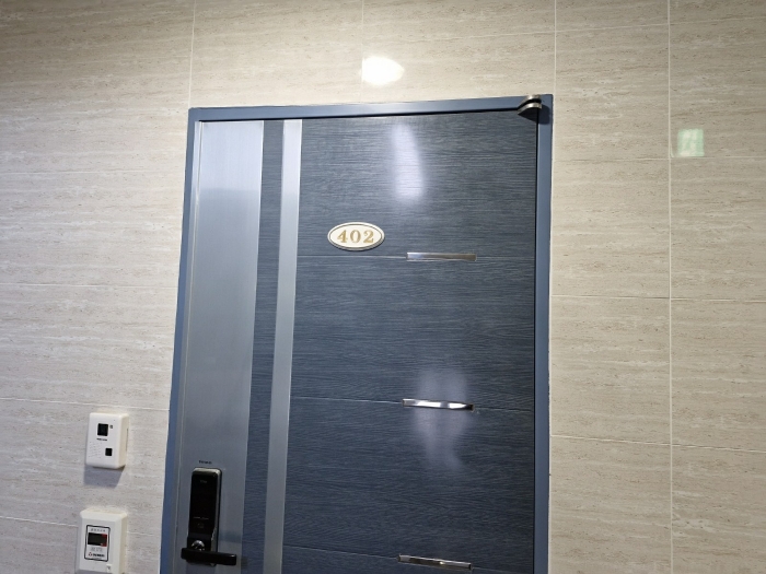 본건[4층 402호] 및 폐문부재