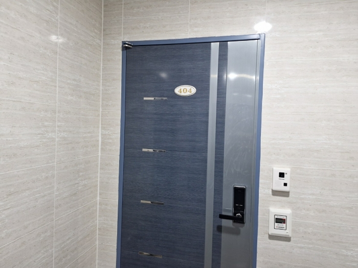 본건[4층 404호] 및 폐문부재