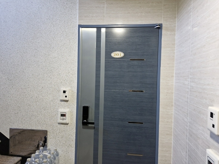 본건[2층 201호] 및 폐문부재