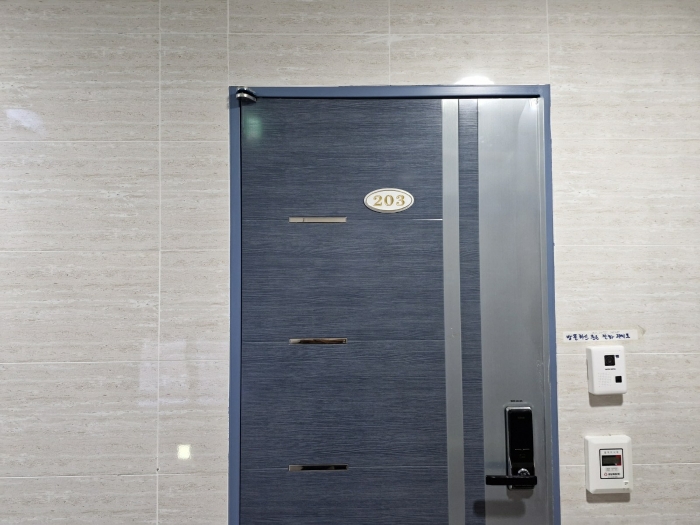 본건[2층 203호] 및 폐문부재