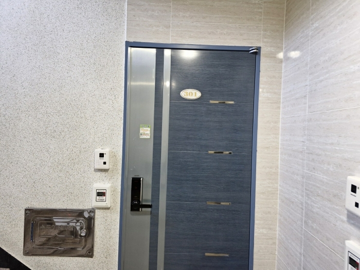 본건[3층 301호] 및 폐문부재