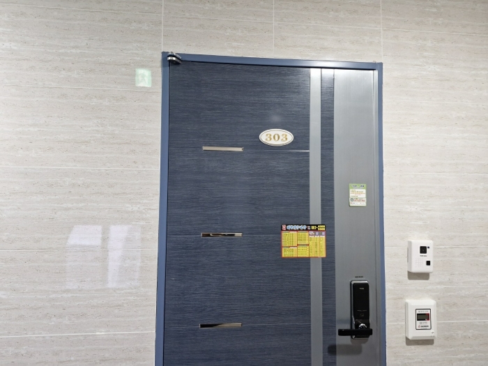 본건[3층 303호] 및 폐문부재