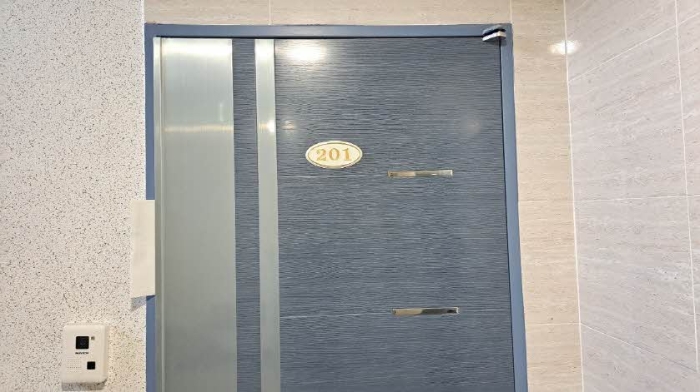본건 201호 현관문