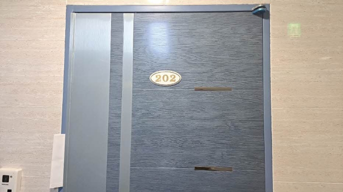 본건 202호 현관문