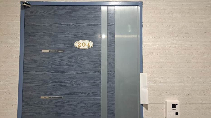 본건 204호 현관문