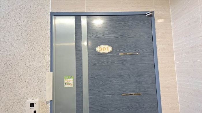 본건 301호 현관문