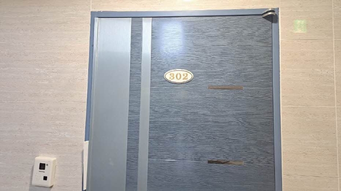 본건 302호 현관문