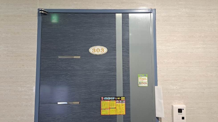 본건 303호 현관문