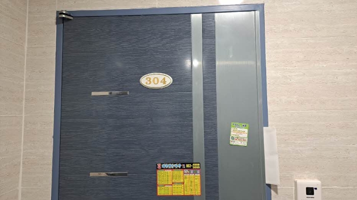 본건 304호 현관문