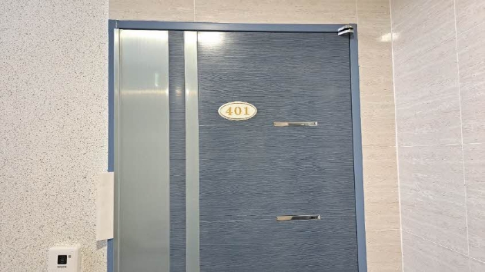 본건 401호 현관문