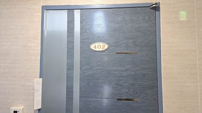 본건 402호 현관문