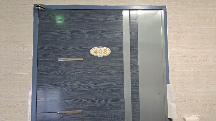 본건 403호 현관문