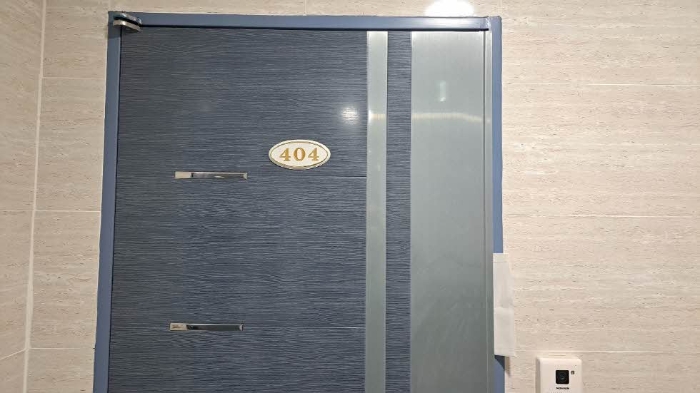 본건 404호 현관문