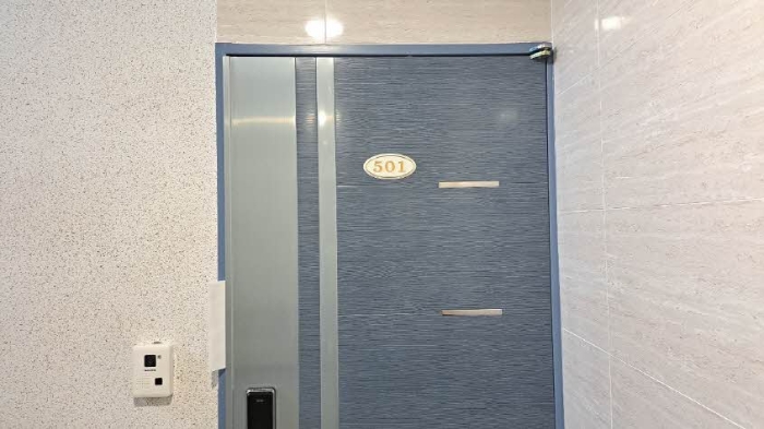 본건 501호 현관문