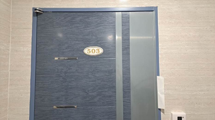 본건 503호 현관문