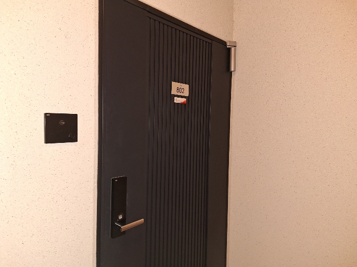 [본건 802호 출입문]