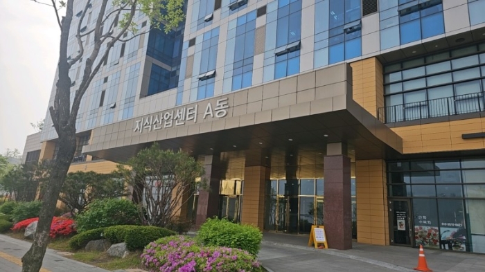 본건 소재 건물 출입문