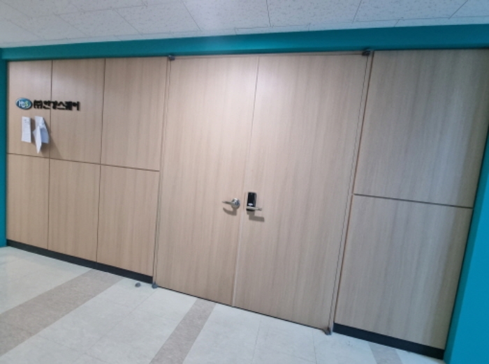 출입문과 정면 전경