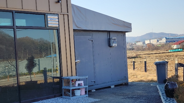 기호2 건물 북서측 옆 적치물(냉동창고 추정) -- 이동 가능