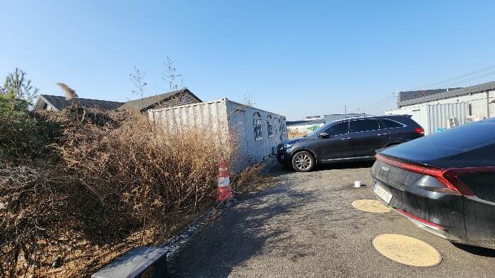 기호1 토지 남측 돌출부위 지상 적치물 (컨테이너박스) -- 북동측 근경