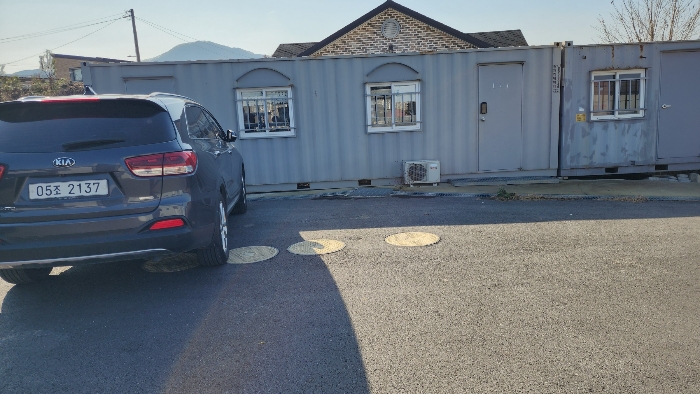 기호3 건물 북서측에 위치한 오수처리시설 맨홀(manhole)