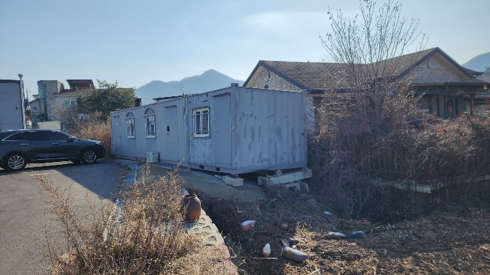 기호1 토지 남측 돌출부위 지상 적치물 (컨테이너박스) -- 북서측 근경