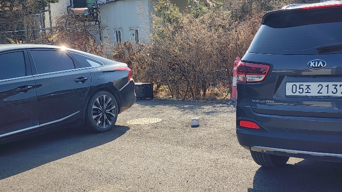 기호3 건물 북서측에 위치한 오수처리시설 맨홀(manhole)