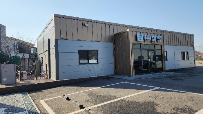 기호3 건물 북동측 전경 -- 왼편 부합물 : ㉠ 데크 & 휀스