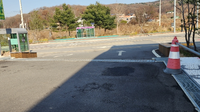 도로점용부지( 점용허가받고 사용료지불 ) -- 흰색 화살표 부근 추정됨.