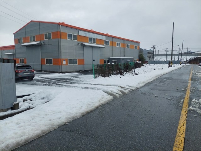 공장건물 전경(도로에 접해 있음)