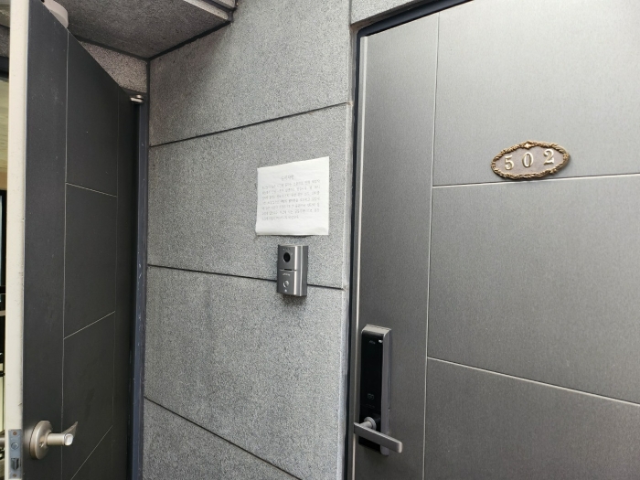 제시외 건물 ㉨(외부표기 502호) 출입문 전경