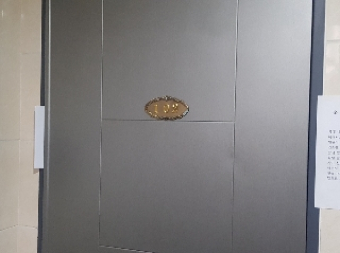 세대현관문(102호)