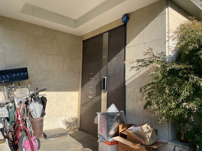 본건 건물 현관문