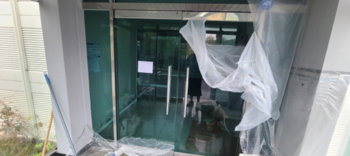 목록 2 건물 출입문 전경(안내문 부착)