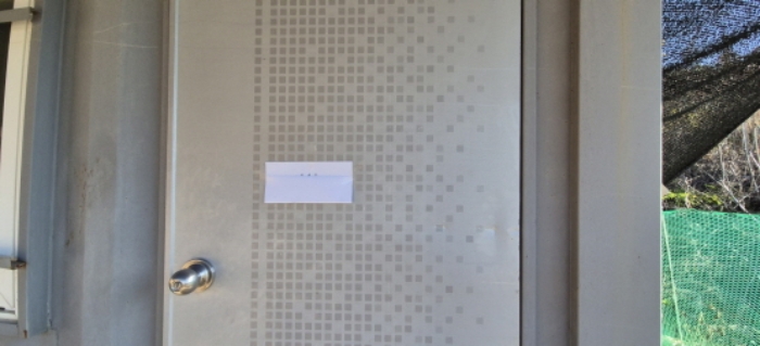 제시외 컨테이너 출입문(현황조사 안내문 부착)