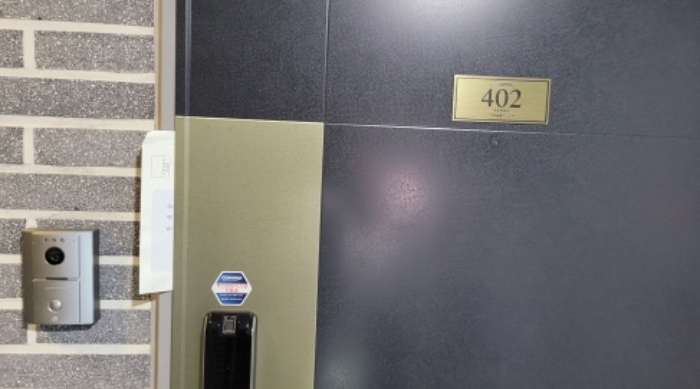 현관문(402호)