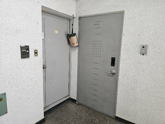 [3층 출입구 2]