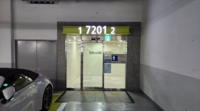 지하주차장 출입현관