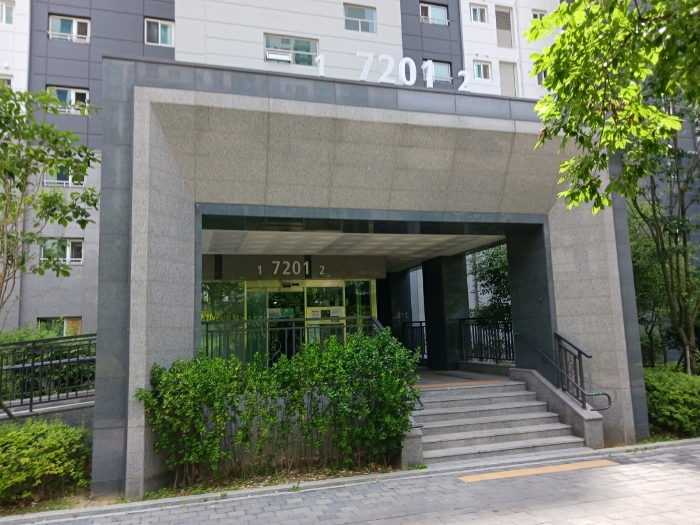 7201동 1호, 2호 라인 지상 출입구