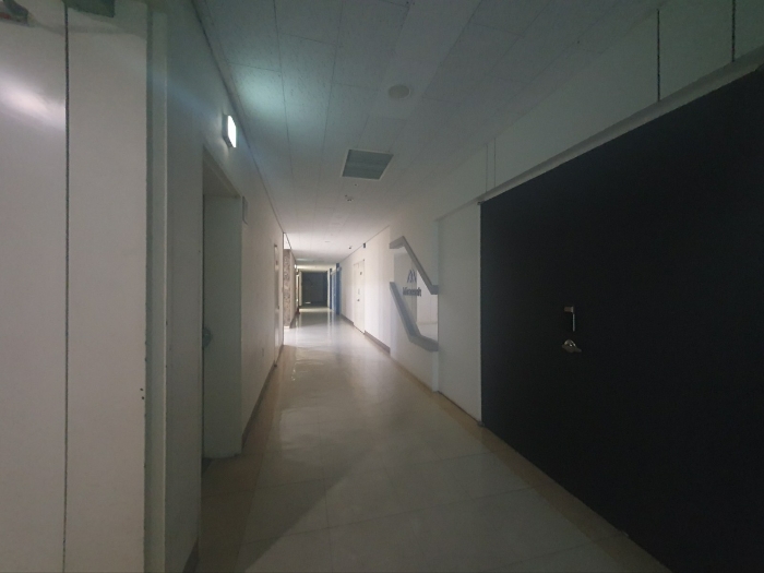 본건 앞 복도 전경