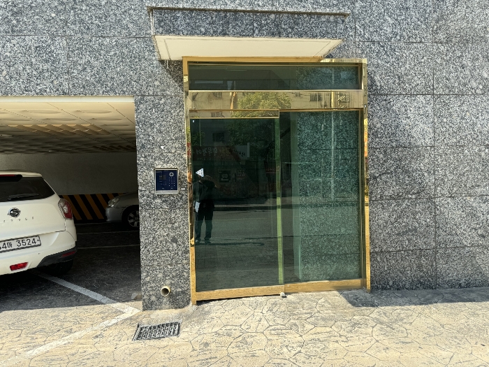 공동 현관 입구