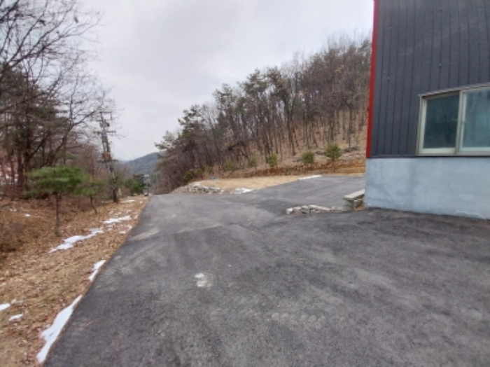 건물 출입구쪽 전경