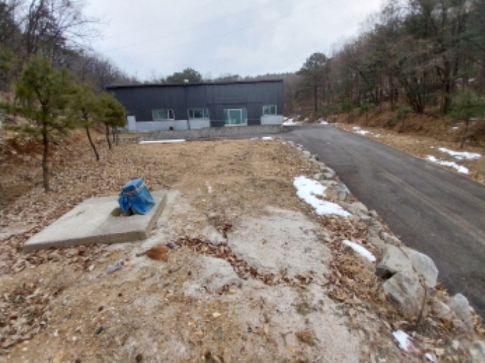 출입구 쪽 대지 및 건물 전경