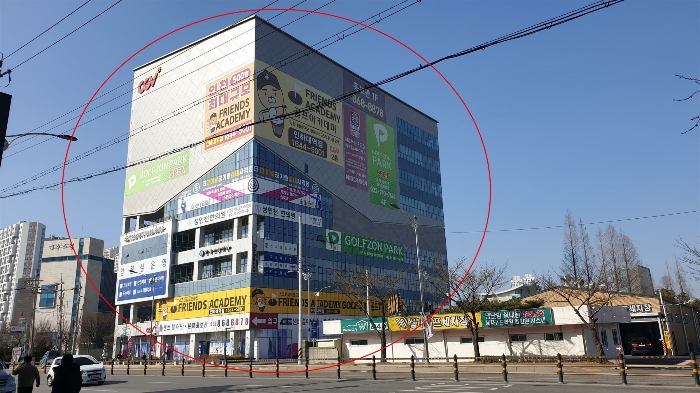 본건소재 건물전경(남동측에서 촬영)