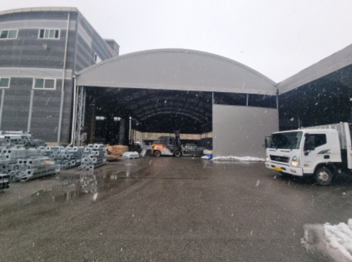 목록 2, 4 건물 사이 천막지붕 전경