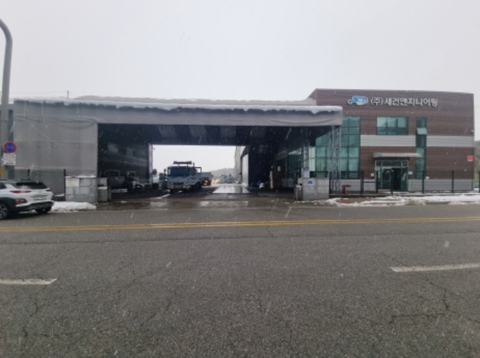 목록 3, 4 건물 사이 천막지붕 전경