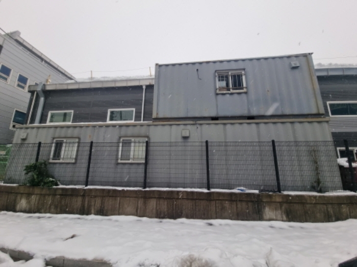 목록 3 건물 뒤 컨테이너 전경